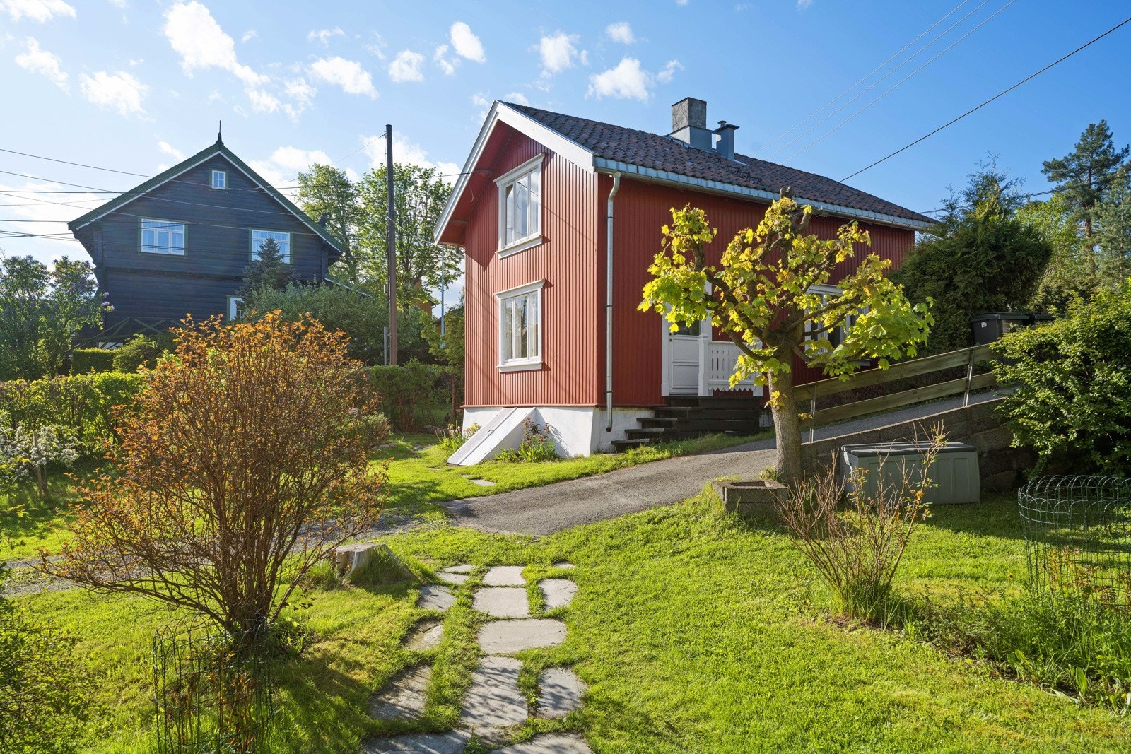 Taket ble tekket med ny underlagspapp, sløyfer og lekter, samt beslag og takrenner i 2004. Gammel takstein ble lagt tilbake Galleribilde