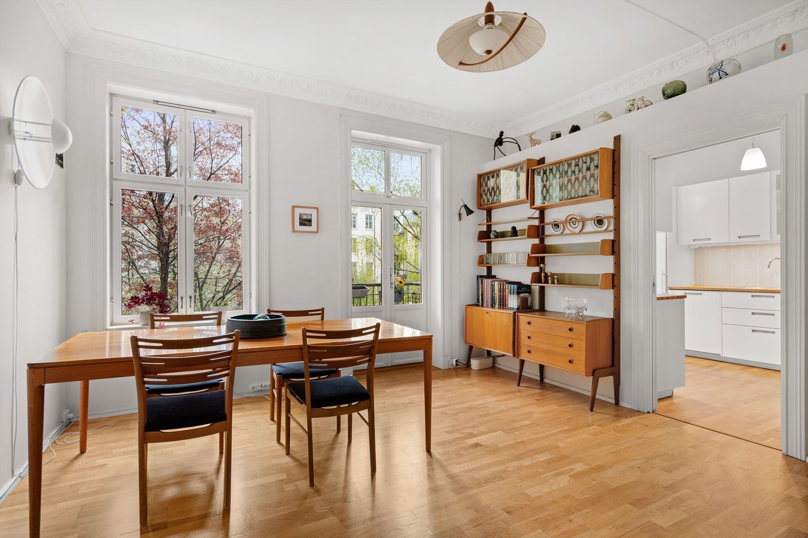 Stor og luftig stue med adkomst til balkong. Galleribilde