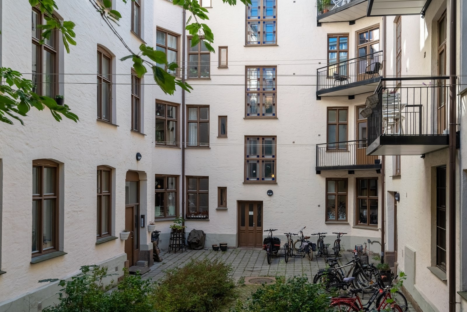 Bakgård - Leiligheten ligger i indre gårdsrom. Galleribilde