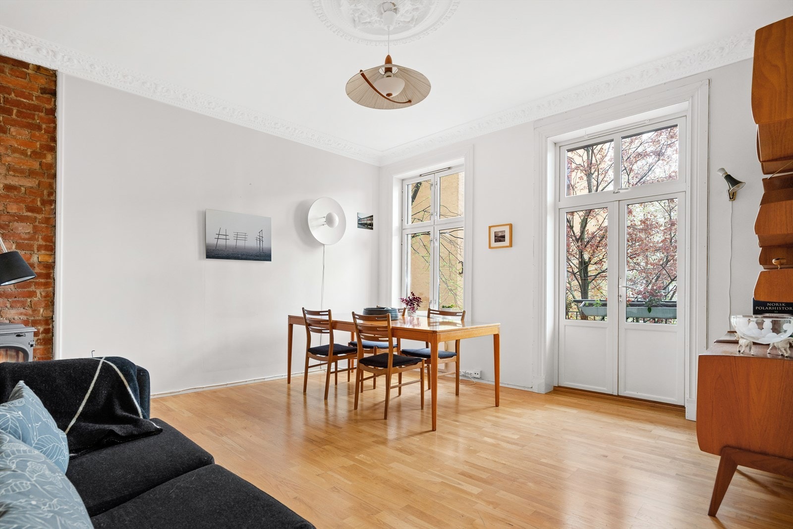 Rommet er lyst med gode vindusflater. God plass til sofe- og spisegruppe. Galleribilde