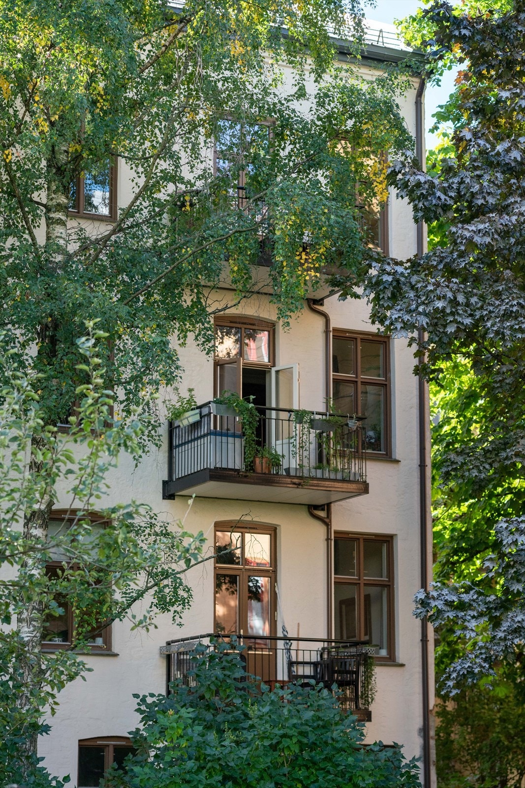 Leiligheten ligger skjermet i indre bakgård i 3. etasje. Galleribilde