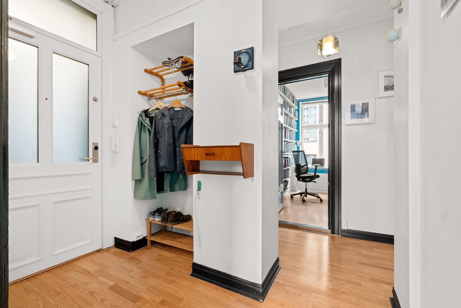 Romslig entré med gode oppbevaringsmuligheter. Galleribilde