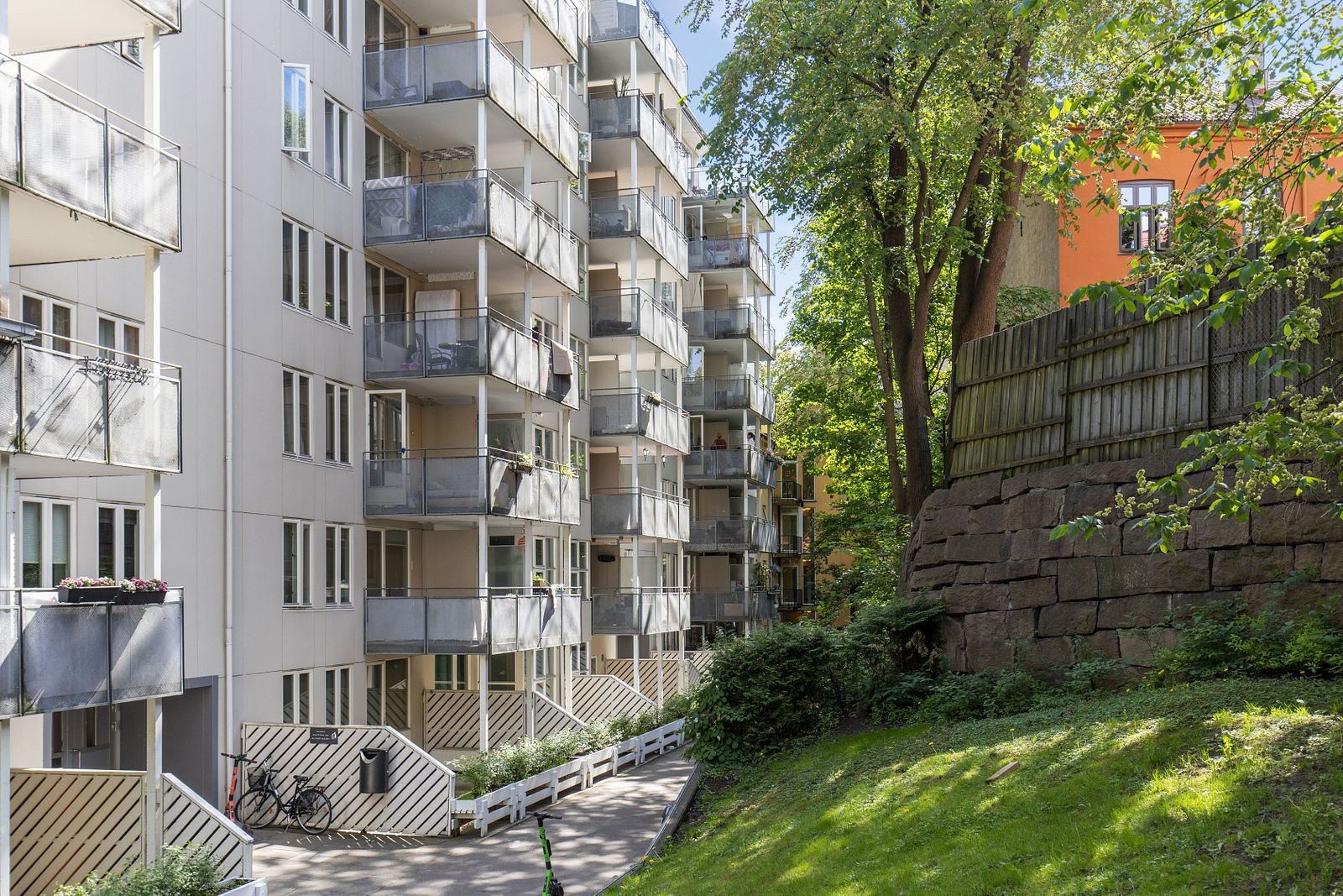 Rolig beliggenhet i enveiskjørt gate Galleribilde