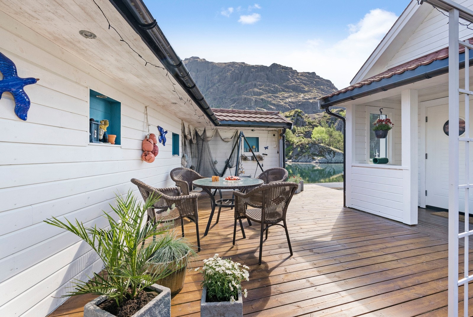 Terrasse og inngangsparti til sjøbua Galleribilde