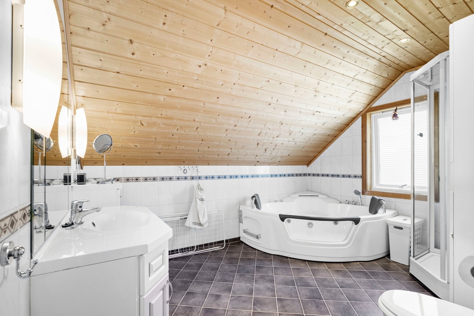 Flislagt bad med boblekar og dusjkabinett - Leieboer disponerer i tillegg et vaskerom i 1.etg. Galleribilde