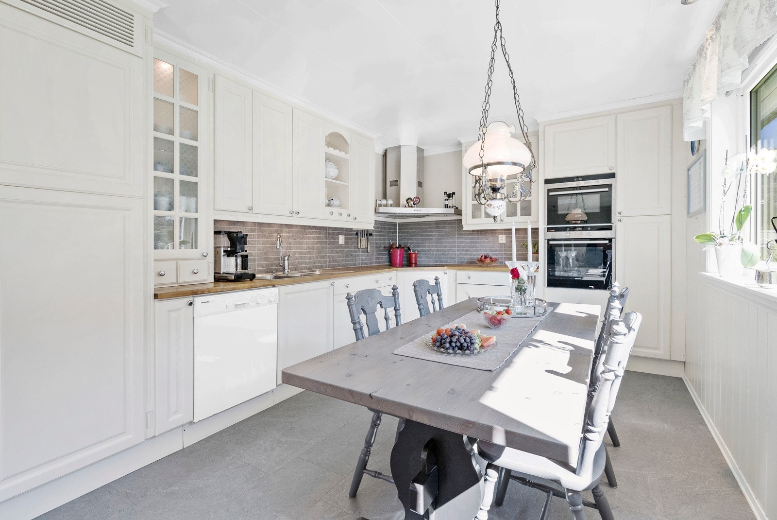 Kjøkkenet har innredning fra Møre-kjøkken skiftet i 2013 Galleribilde