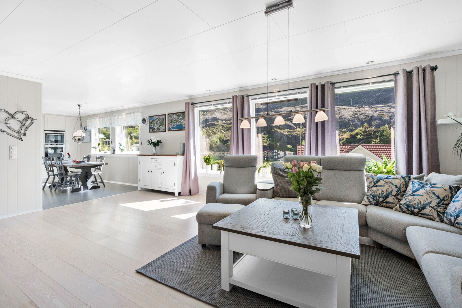 I stua er det flere store vindu ned mot hagen / sjøhuset og fjorden Galleribilde