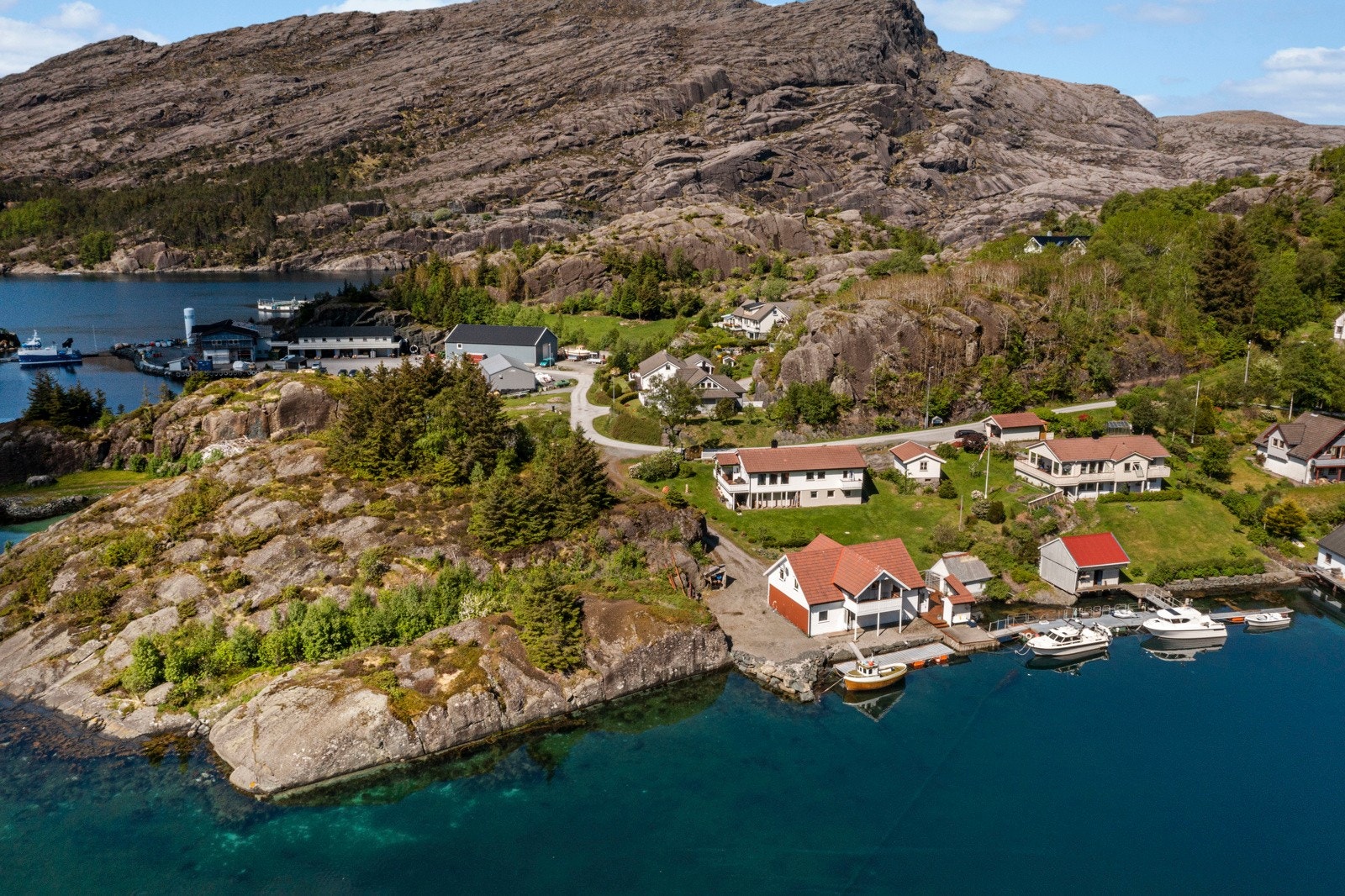 Eiendommen er utbygd med bolighus over to plan, garasje, sjøbu m/leilighet og kaianlegg/brygge Galleribilde