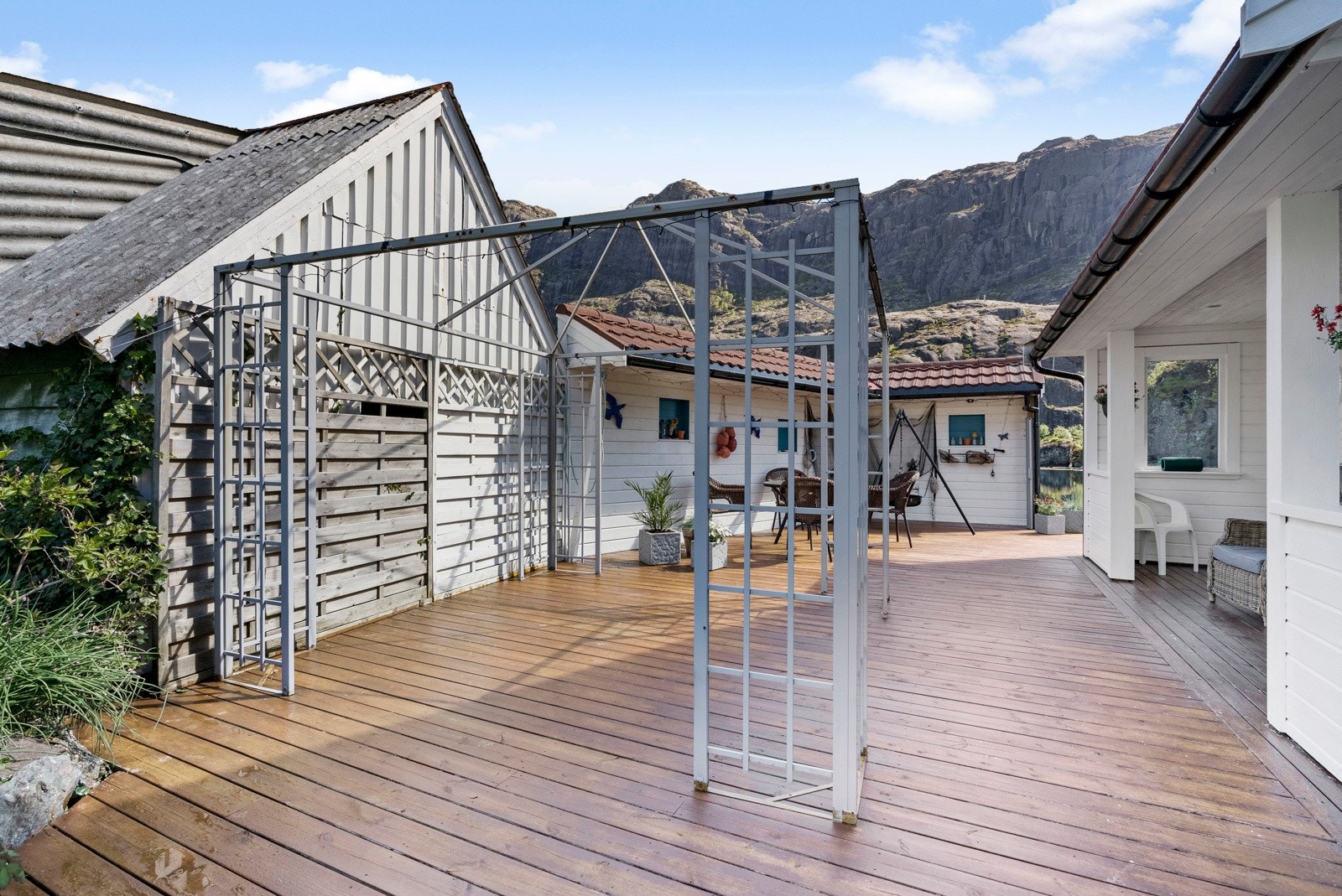 Terrassen er av god størrelse med plass til flere sittegrupper Galleribilde