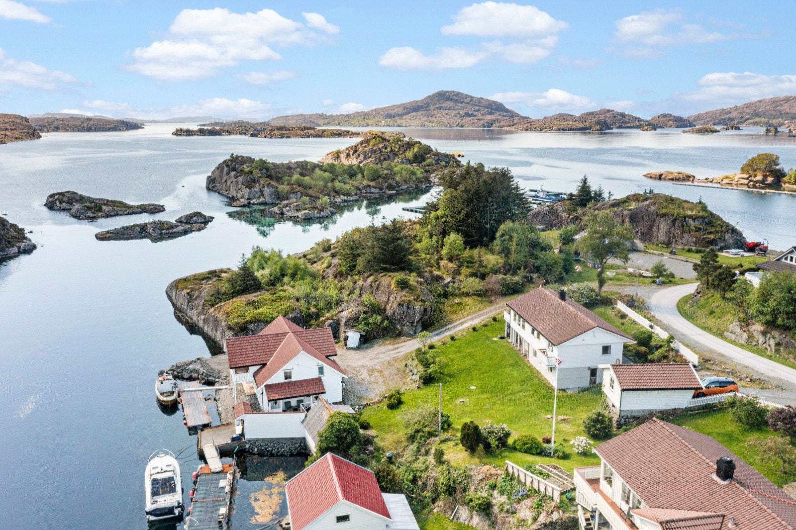 Eiendommen ligger fint til i strandkanten i bygda Eide i Solund kommune Galleribilde