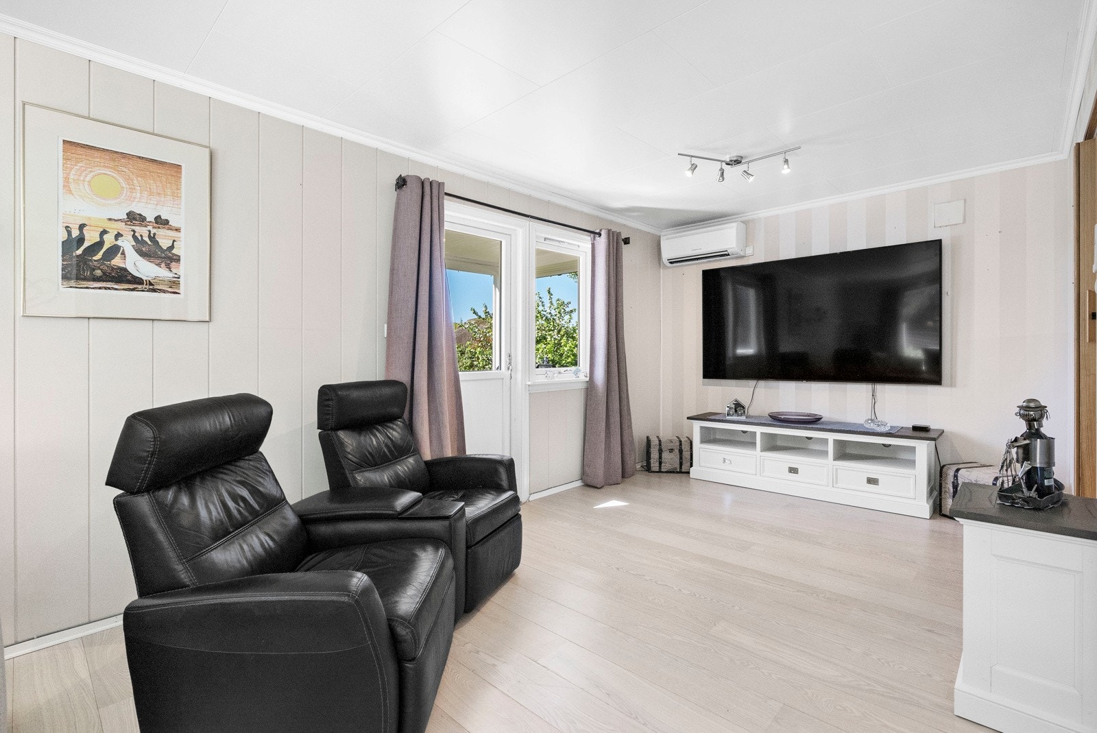 TV-krok i stua - Her er det også utgang til sørvendt terrasse Galleribilde