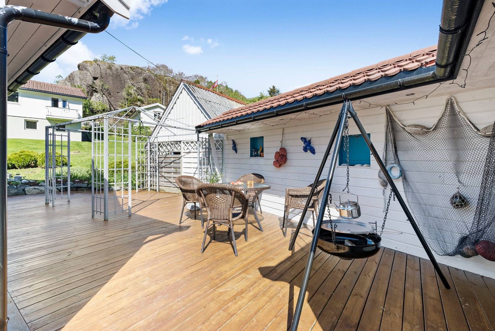 Ved sjøbua er det bygget en lun og skjermet uteplass like ved kaianlegget Galleribilde