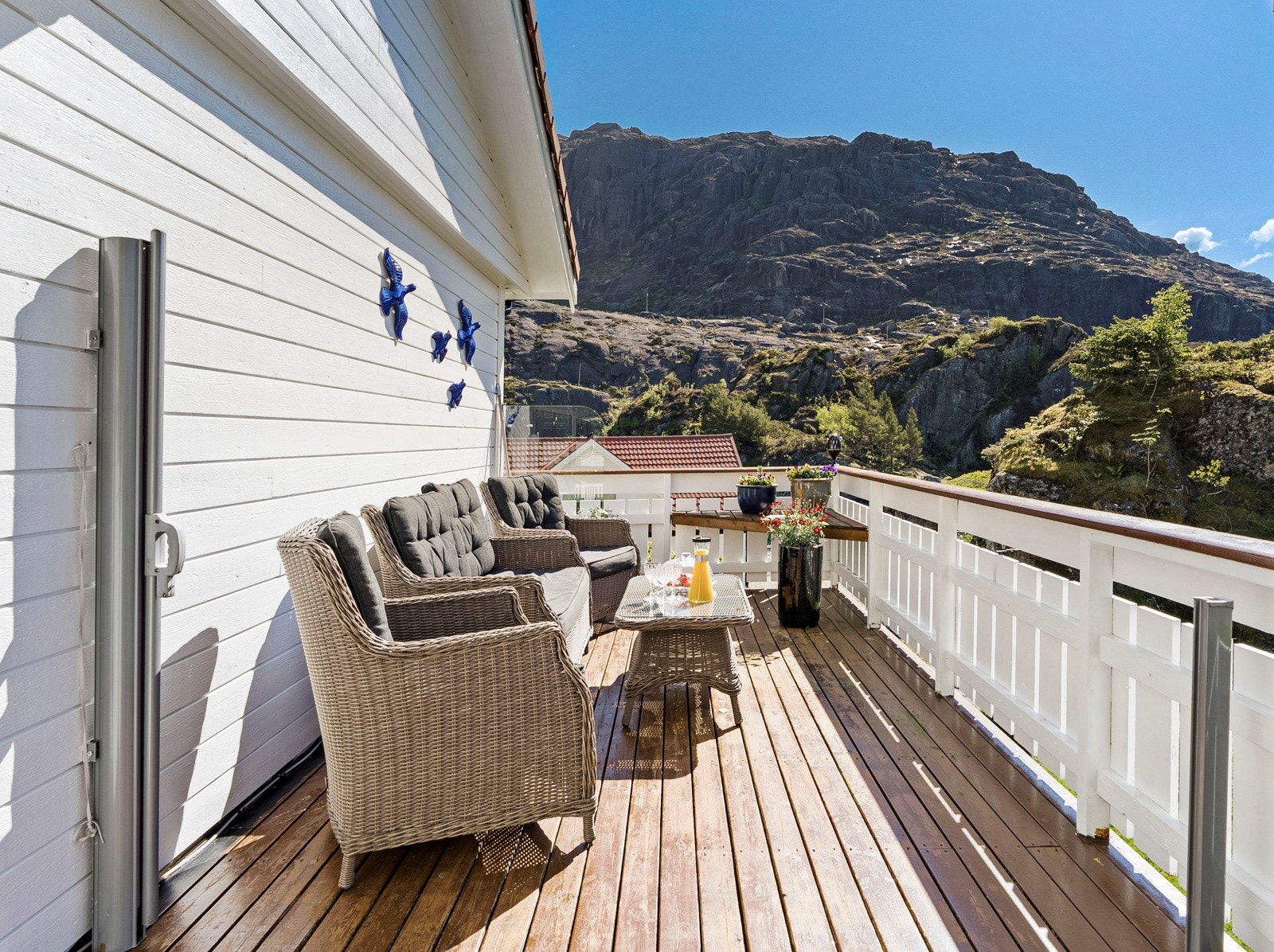 Terrasse i tilknytning til stua på hovedplan - Denne vender mot sør og har gode solforhold Galleribilde