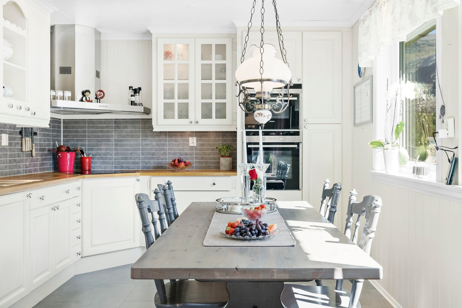 Innredningen er av god størrelse med godt med skap- og benkeplass - Det er også god plass til spisebord på kjøkkenet Galleribilde