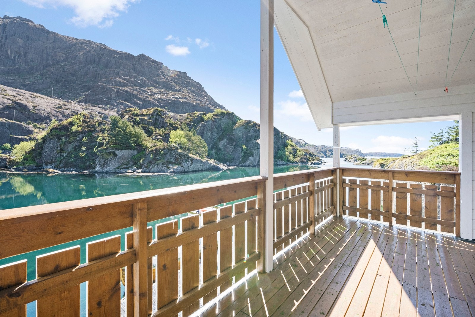 Takoverbygget veranda i tilknytning til stua Galleribilde