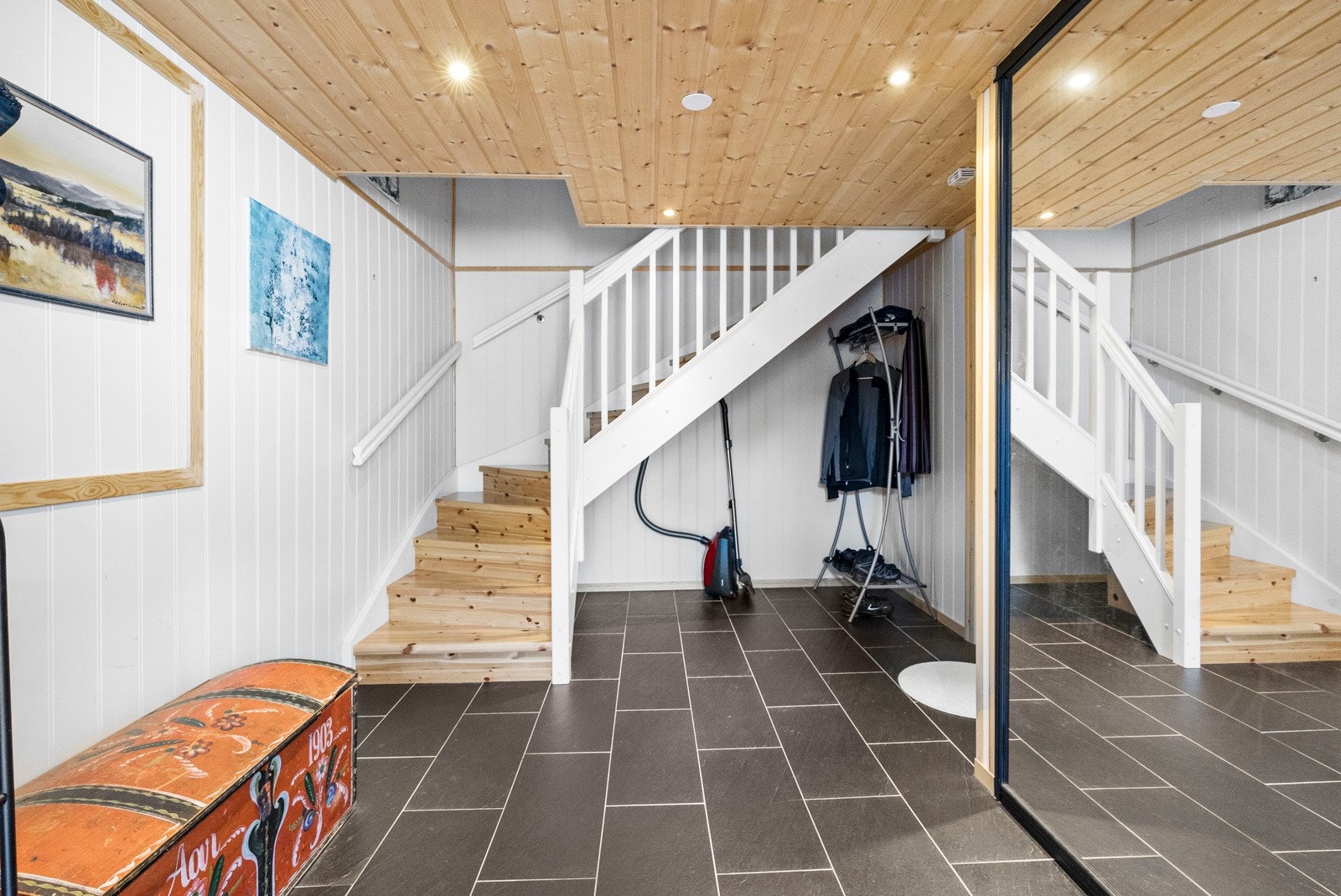 Entre til leiligheten i Sjøbua - Leiligheten er utleid for kr 6000,- pr. mnd. Galleribilde