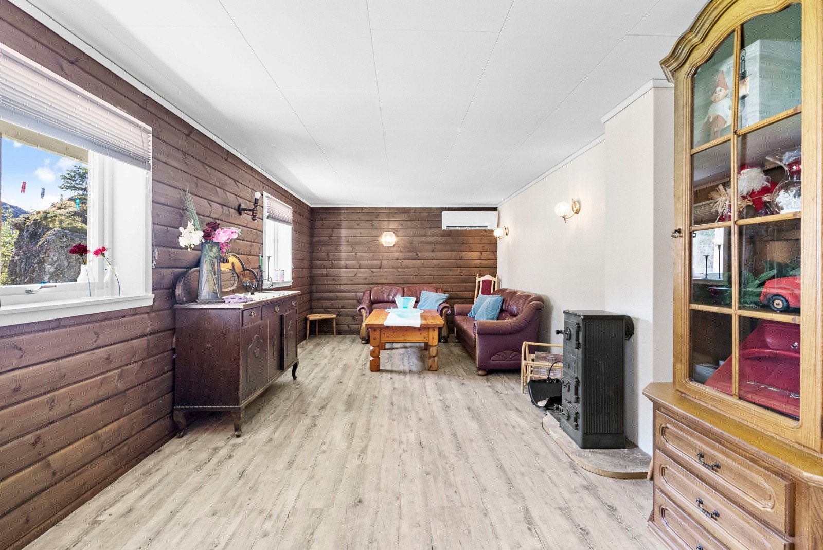 Kjellerstue med vedovn og luft til luft varmepumpe montert i 2020 Galleribilde