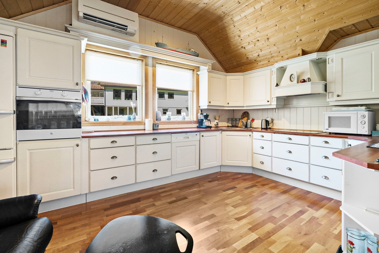 Kjøkkenet her er også levert av Møre-kjøkken - montert i 2007 Galleribilde