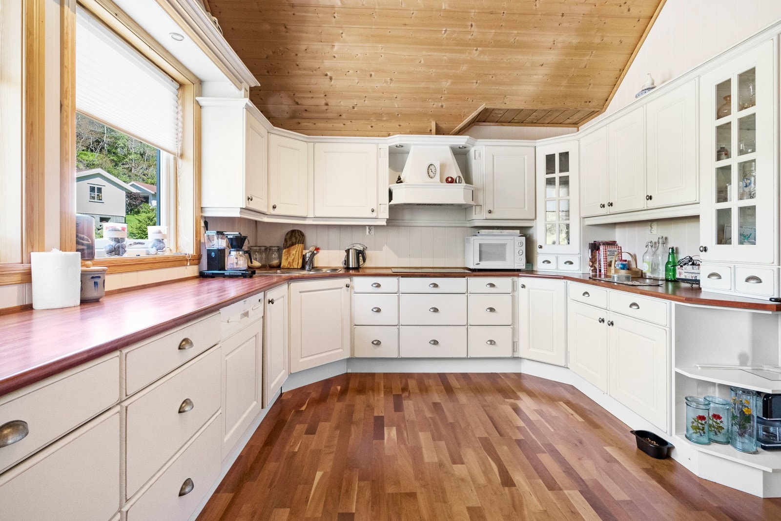 Romslig innredning med mye skapplass - Vindu ut mot hagen i vest Galleribilde