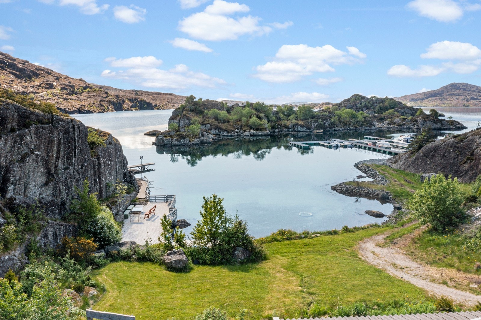 Like ved boligen ligger fellesområde for byggefeltet - Dette er pent opparbeidet med bla. ballbinge, lekeplass og badestrand Galleribilde