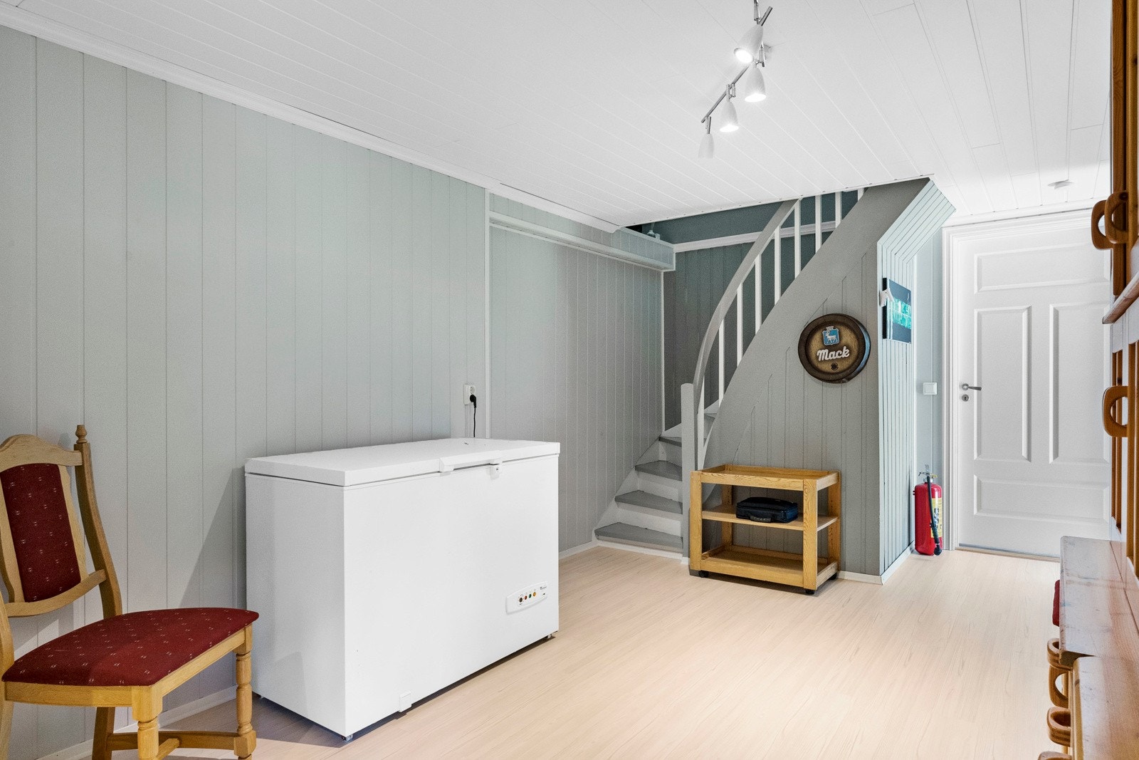 Trappegang i underetasjen - store deler av denne etasjen er også modernisert de siste årene Galleribilde