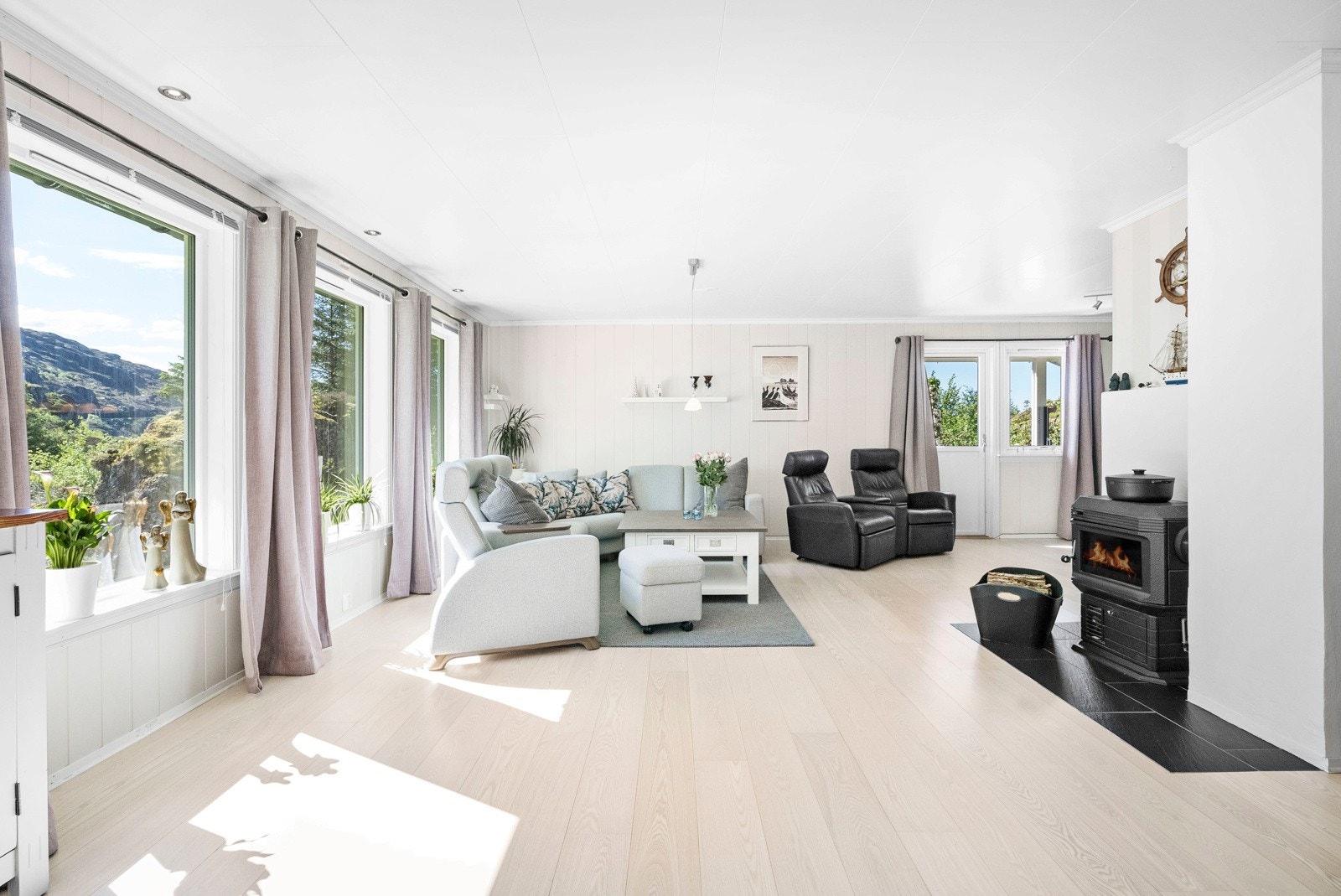 Stua/kjøkken ligger i åpen løsning - Overflatene ble modernisert i 2013 og har lyse overflater Galleribilde