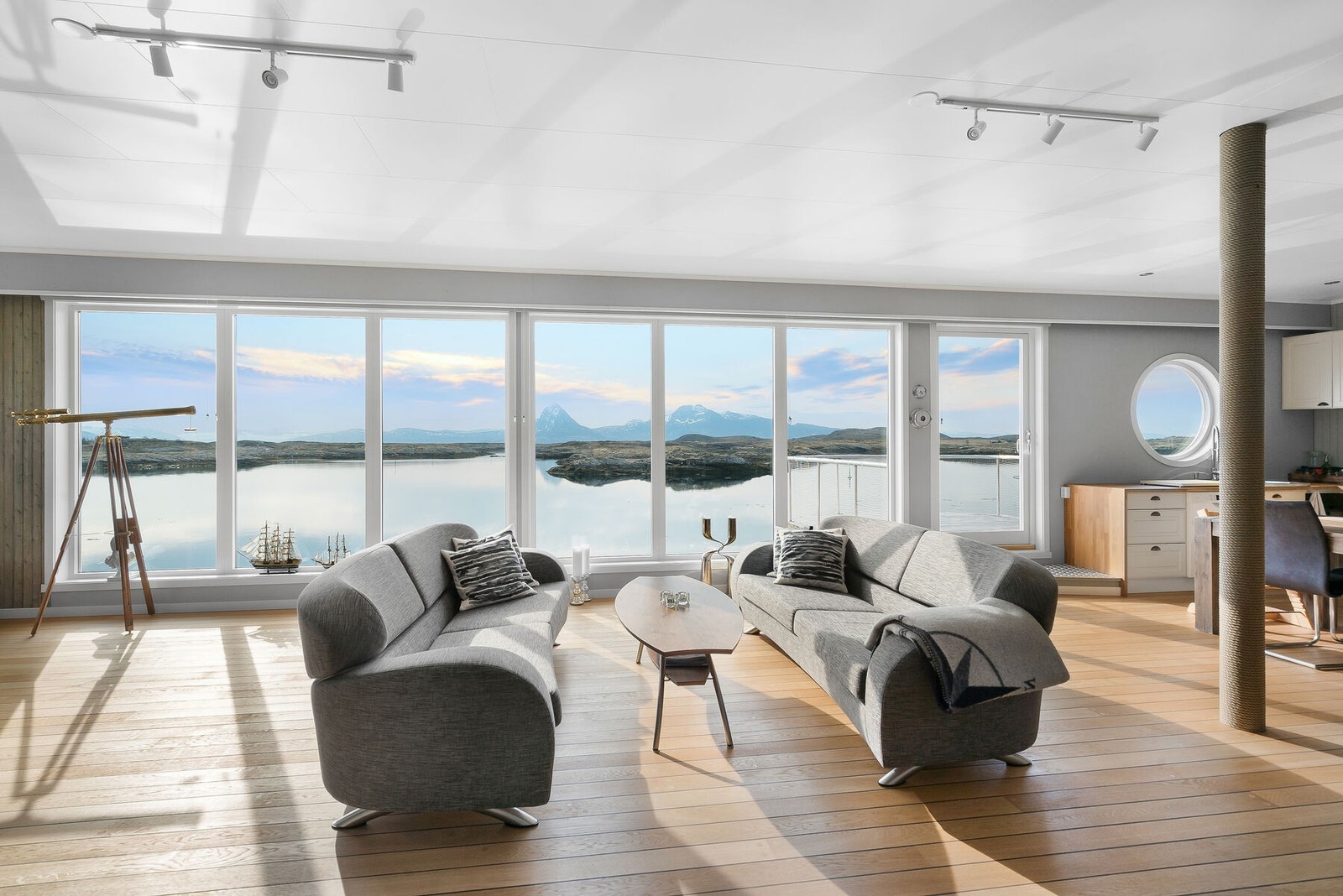 Stuen i leilighet 1 er romslig og har en fantastisk utsikt Galleribilde