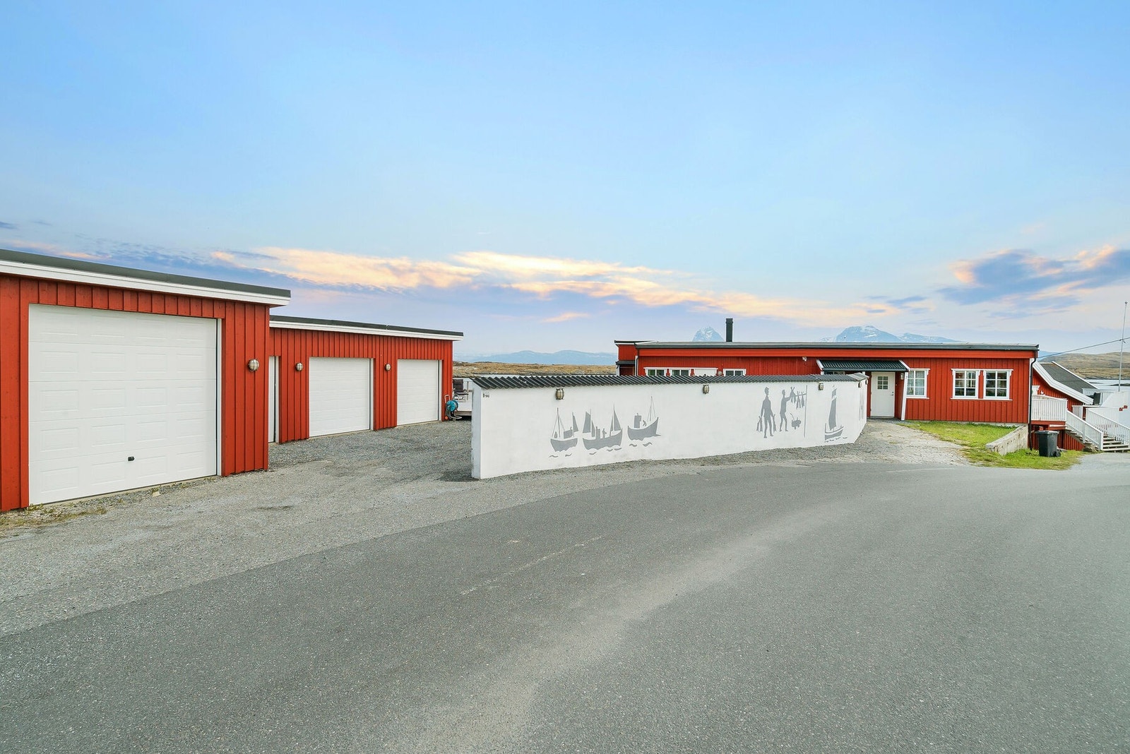 Eiendommen er avskjermet fra veien og har en stor garaasje Galleribilde