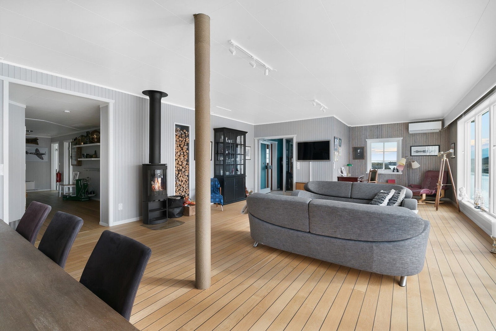 På stuen er det varmefolie i gulvet, vedfyring og varmepumpe Galleribilde