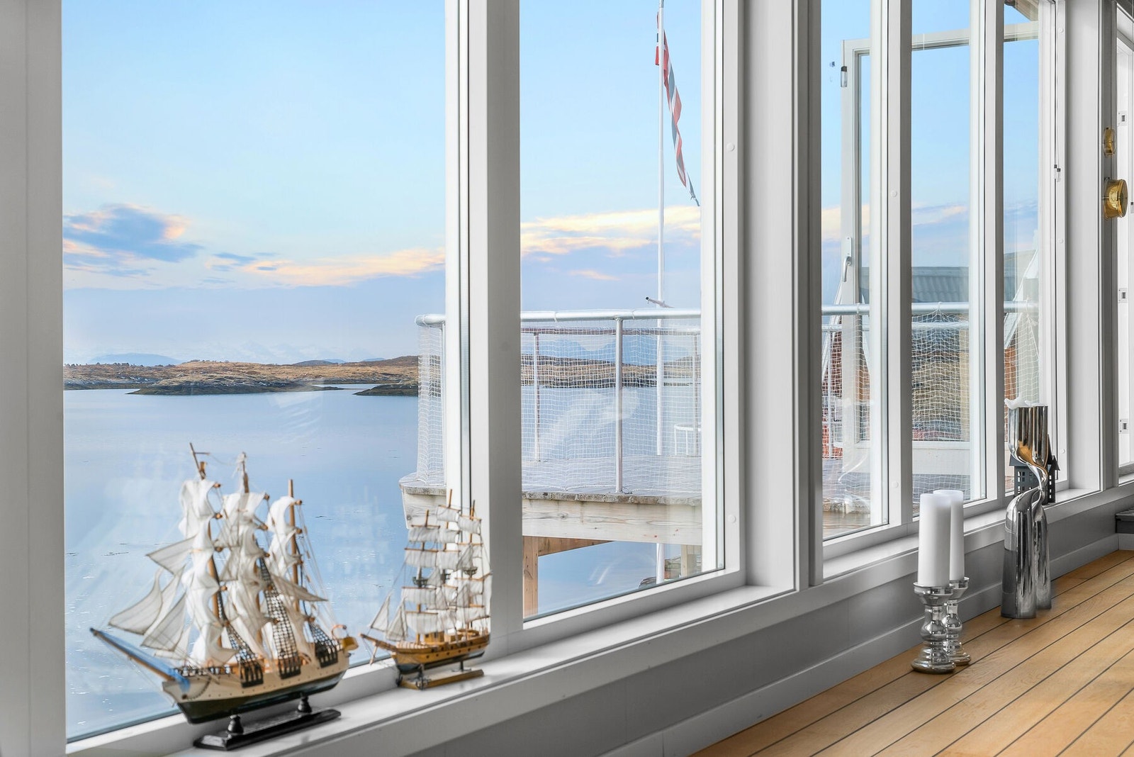 Store vinduer og fabelaktig utsikt Galleribilde