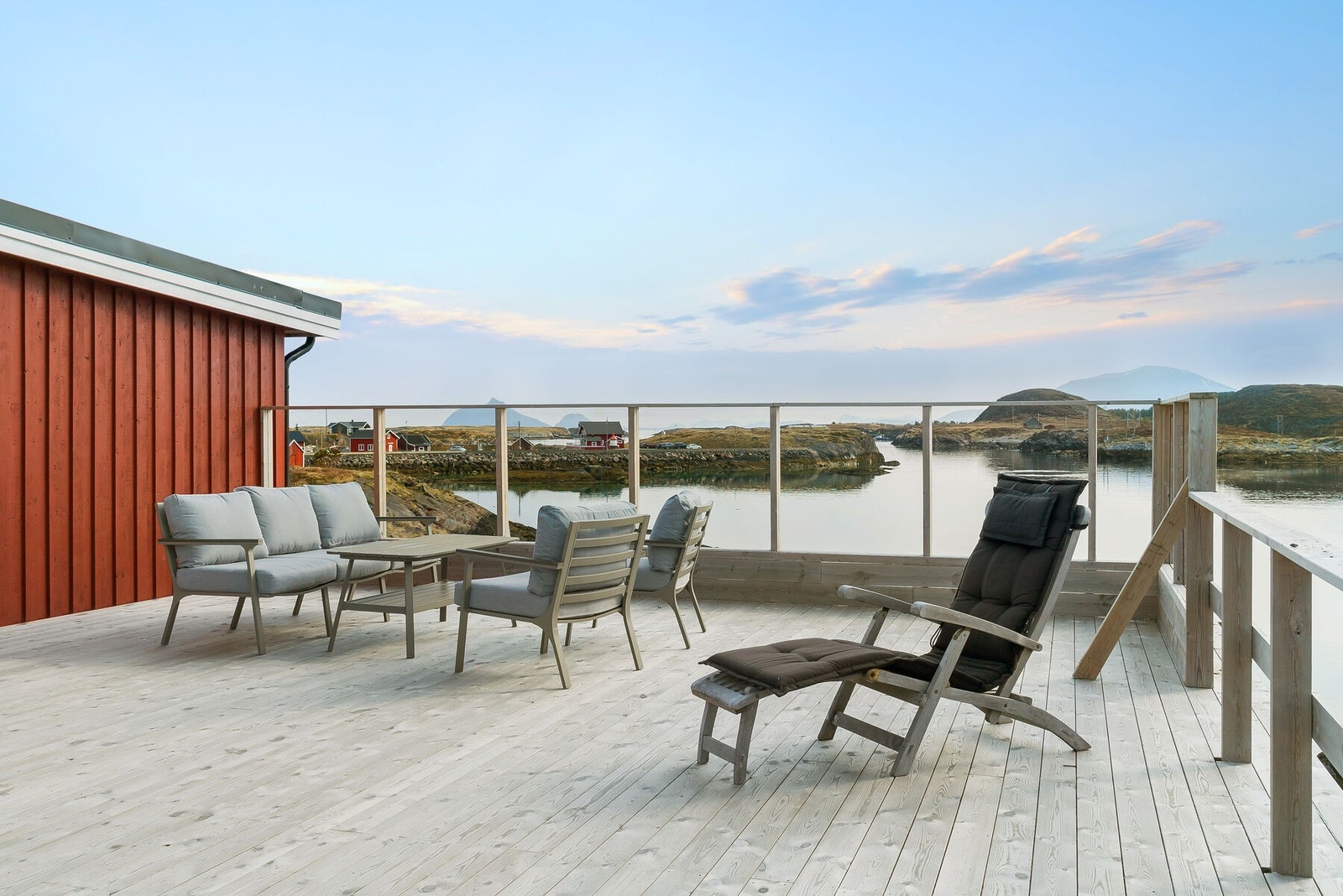 Eiendommen har flere flott og solrike uteplasser Galleribilde