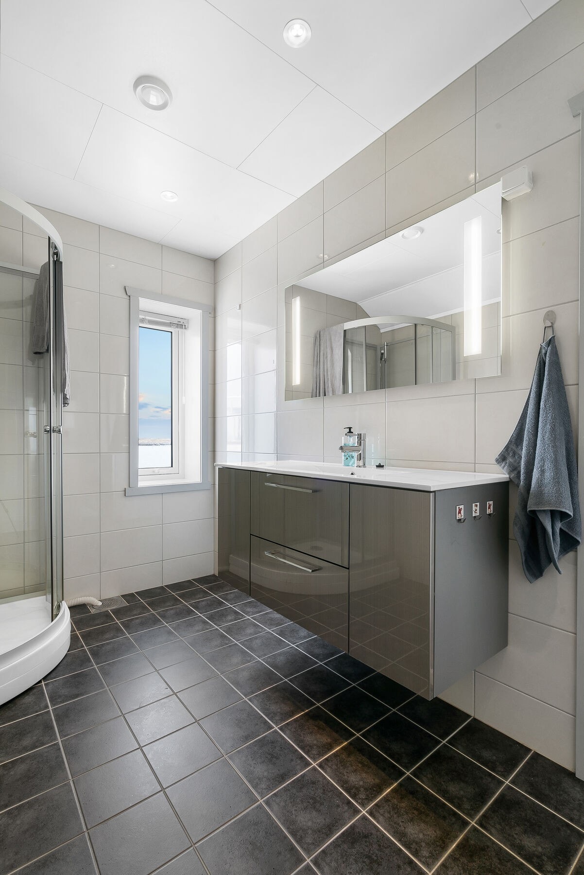 Badet til hovedsoverommet Galleribilde