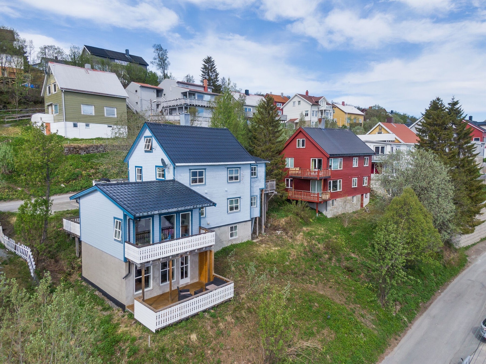 Veranda og leilighet ligger skjermet til fra gaten. Galleribilde