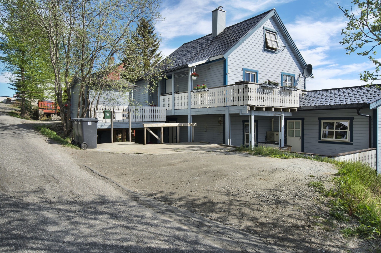 Parkering like ved inngangspartiet. Galleribilde