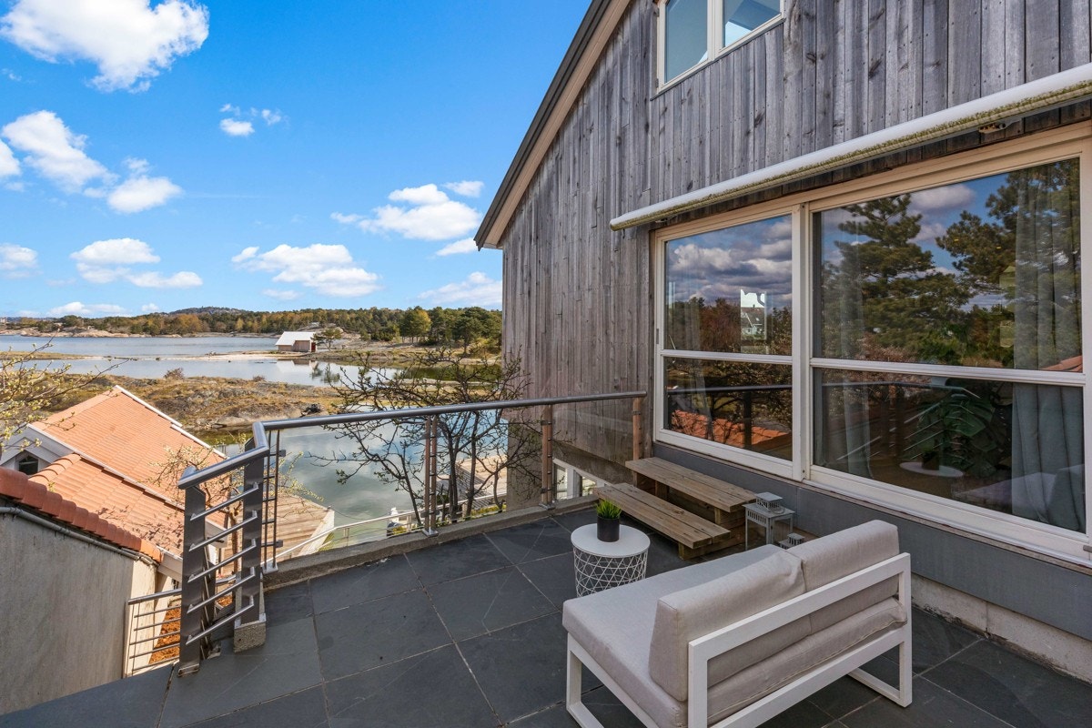 Uteområde med kveldssol Galleribilde