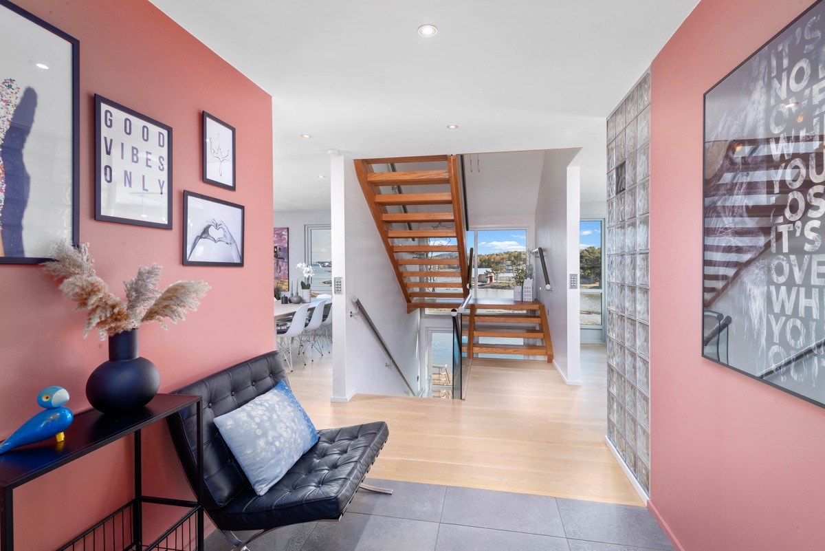 1. etg. - Nymalt inngangsparti Galleribilde