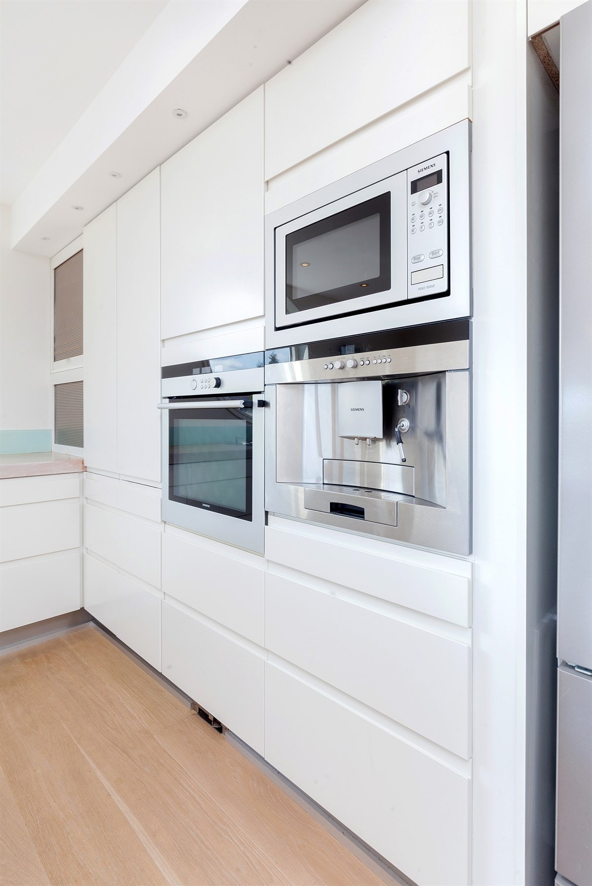 1. etg. - Kjøkken med integrerte hvitevarer Galleribilde