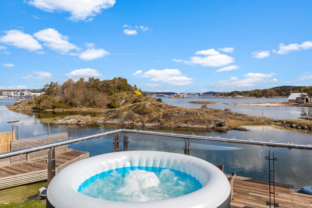 Uteplass ved inngangsparti til hems i sjøbod - Nydelig utsikt Galleribilde