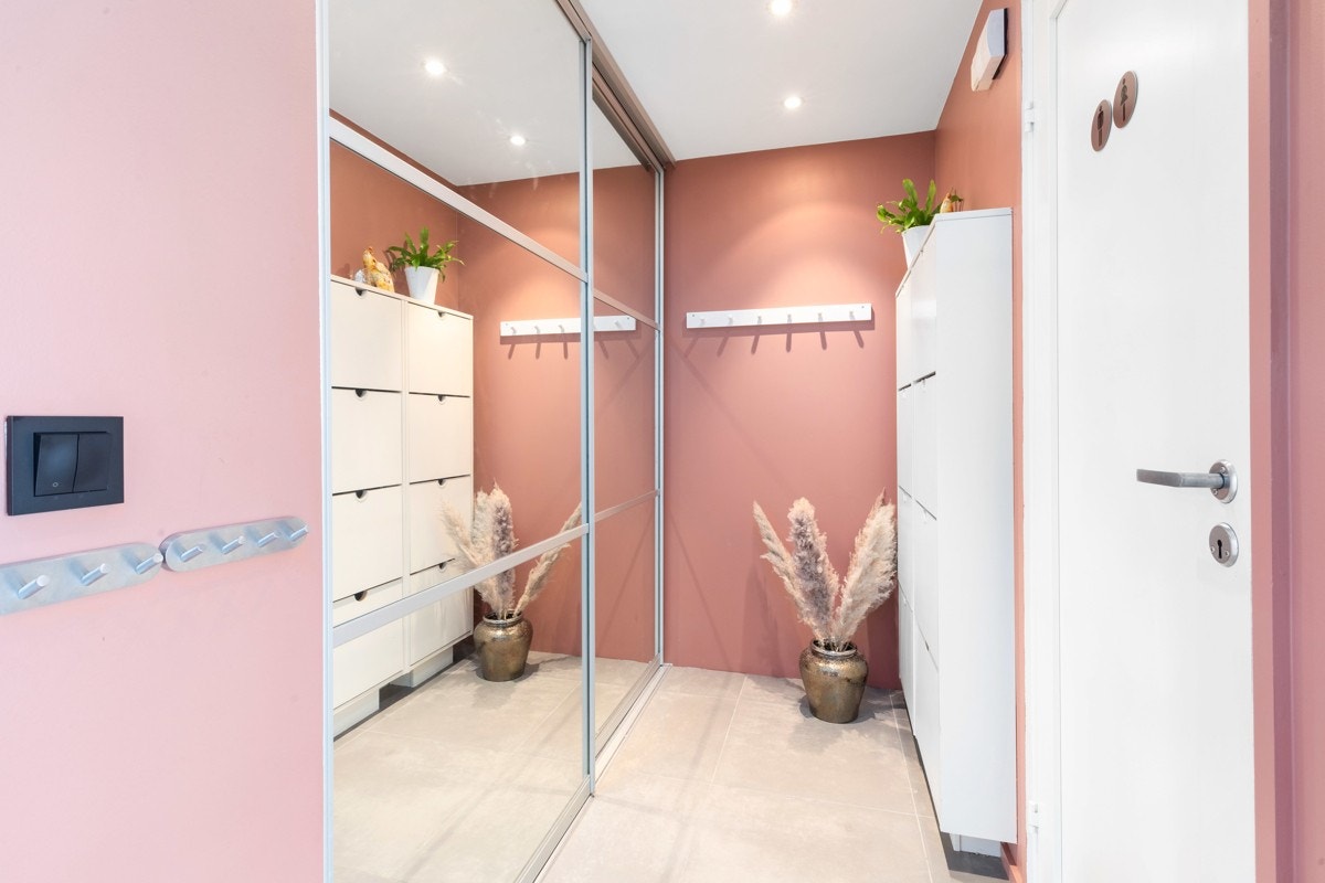 1. etg. - Nymalt inngangsparti med skyvedørsgarderobe til oppbevaring av ytterklær Galleribilde