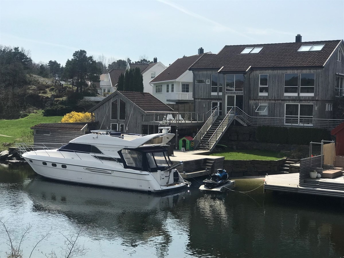 Ved bryggen er det mulig å fortøye store båter Galleribilde