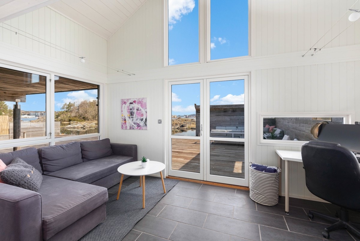 Sjøbod - 1. etg. - Direkte utgang til bryggeanlegg (rom i sjøbod er ikke godkjent for varig opphold) Galleribilde