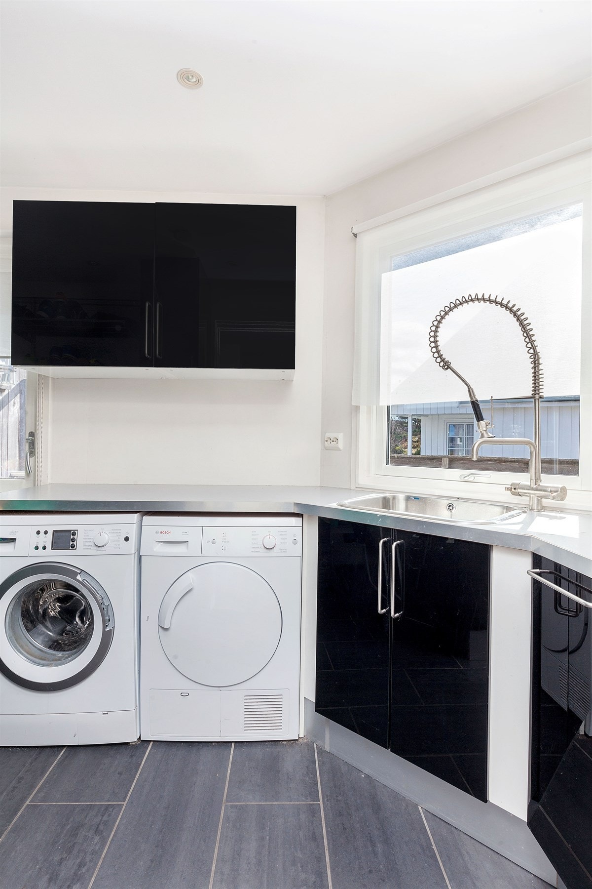 1. etg. - Vaskerom med praktisk oppbevaring Galleribilde