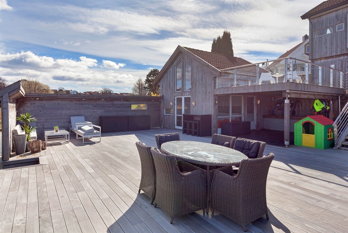 Bryggeanlegg med stor sjøbod Galleribilde