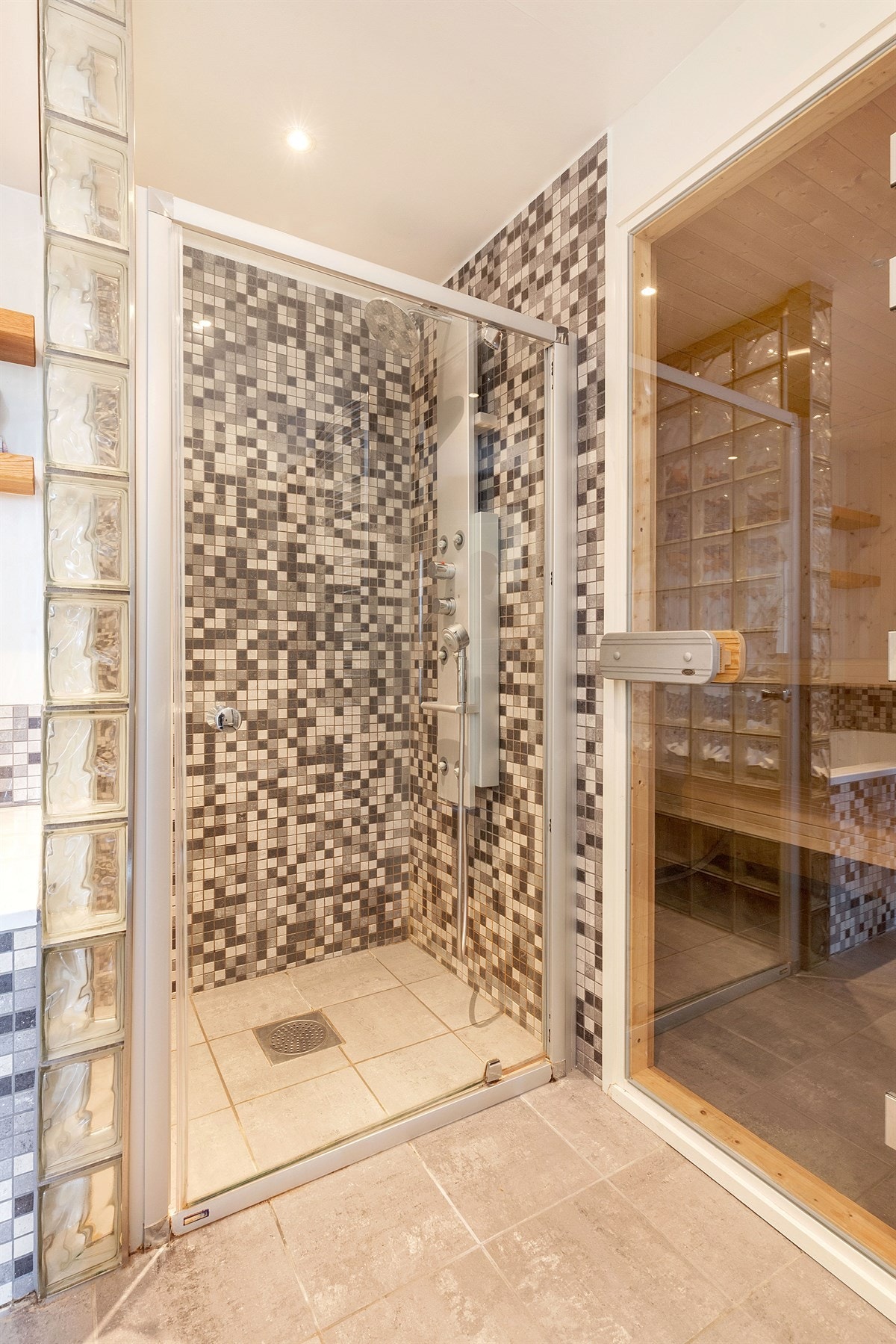 Underetasje - Dusjnisje og badstue Galleribilde