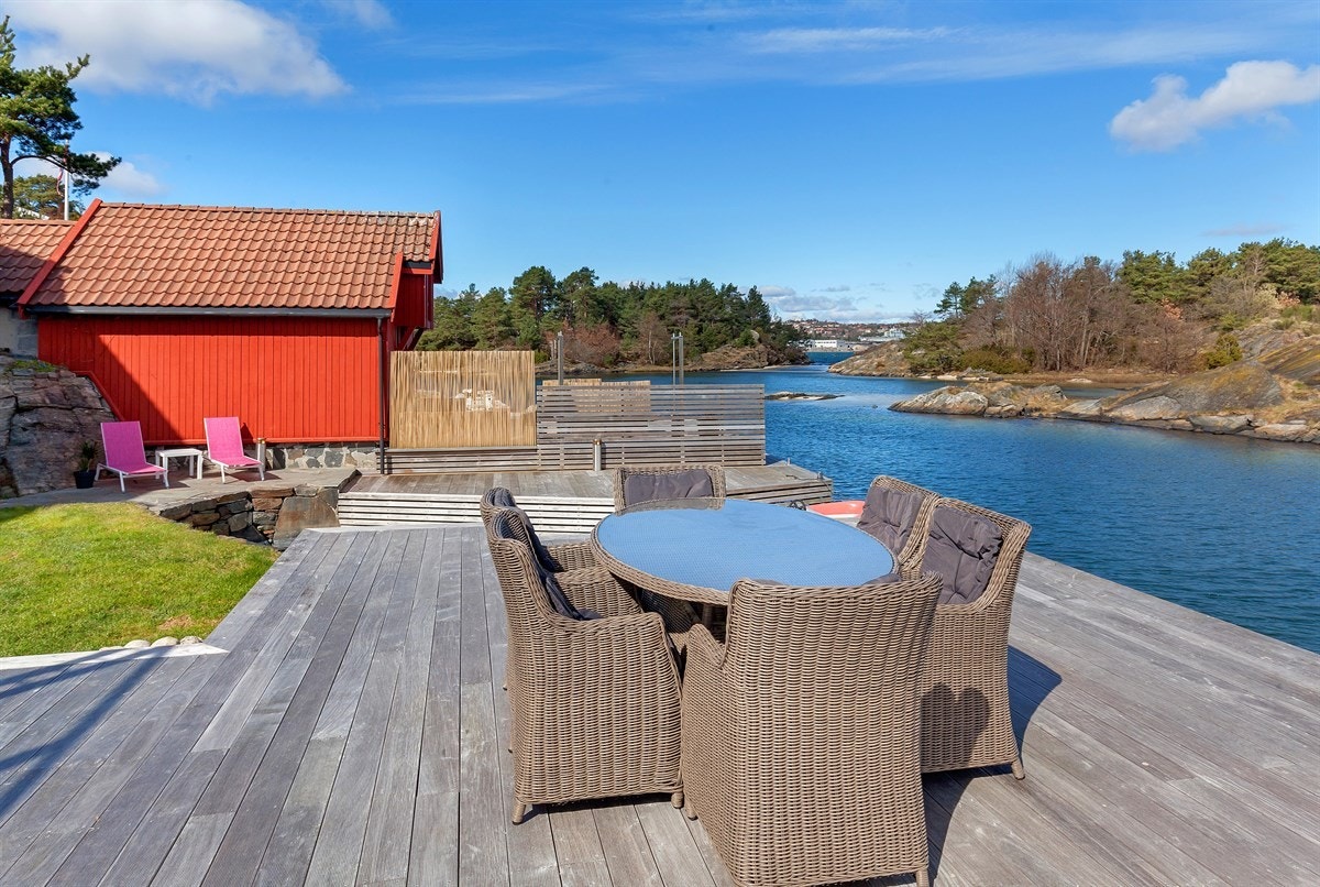 Brygge med gressplen og sandstrand Galleribilde