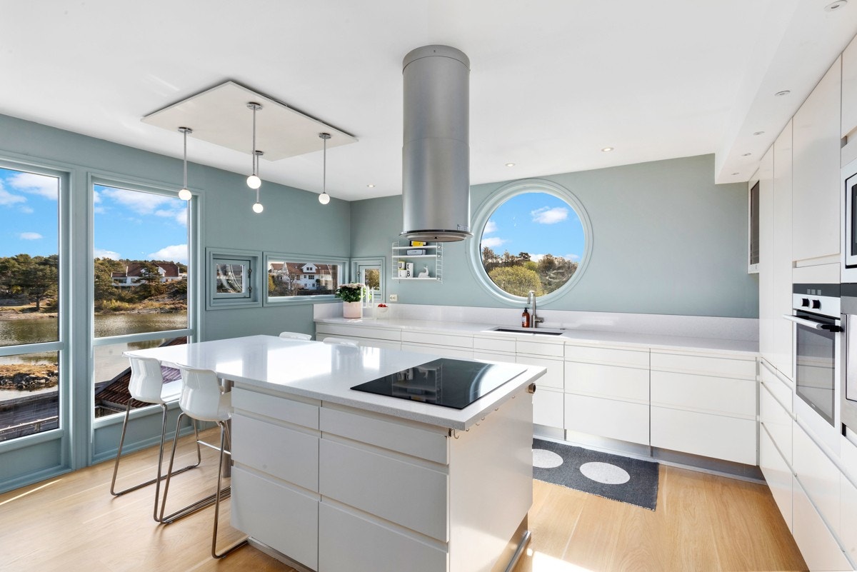 1. etg. Flott kjøkken med nydelig utsikt mot sjøen Galleribilde