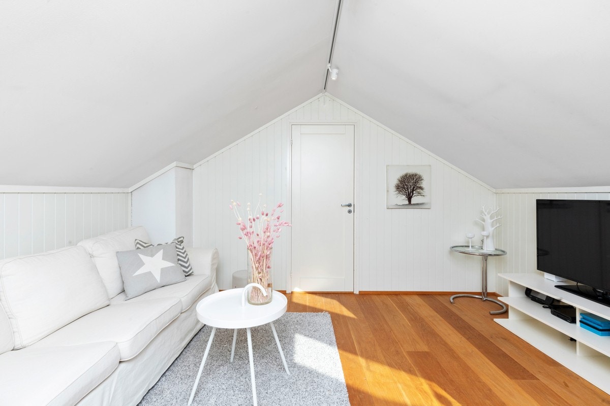 Loft - Loftstue med god plass til sofagruppe Galleribilde
