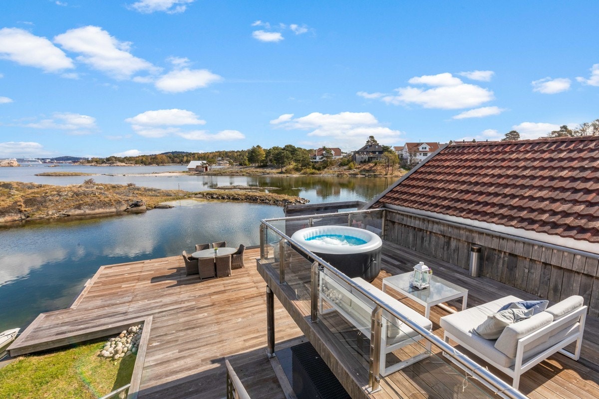 Uteplass ved inngangsparti til hems i sjøbod - Nydelig utsikt Galleribilde