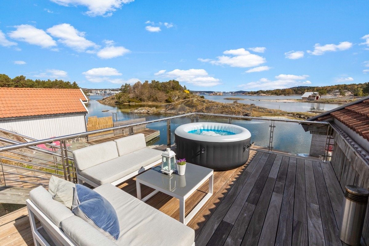 Uteplass ved inngangsparti til hems i sjøbod - Nydelig utsikt Galleribilde