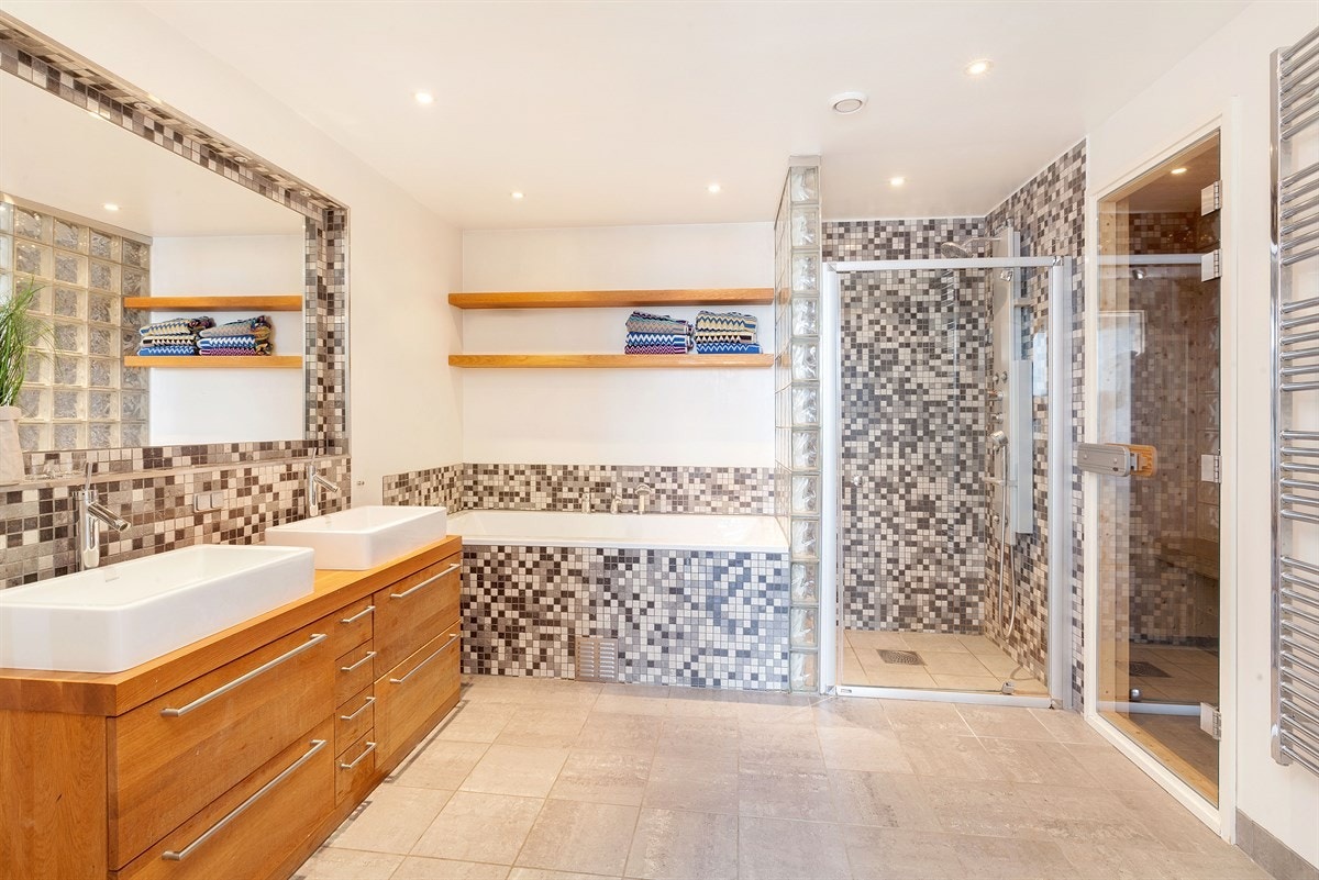 Underetasjen - Flott bad med badekar, dusjnisje og badstue Galleribilde